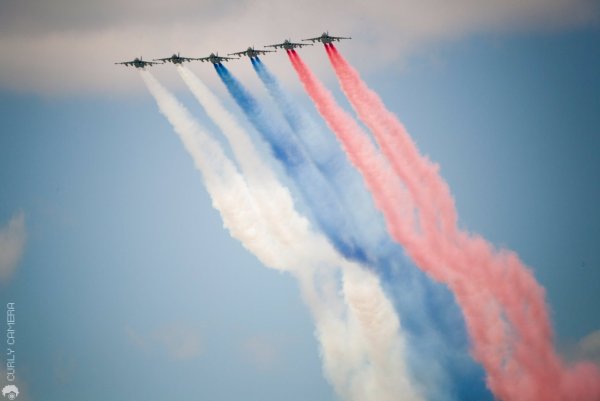 Российский Триколор в небе