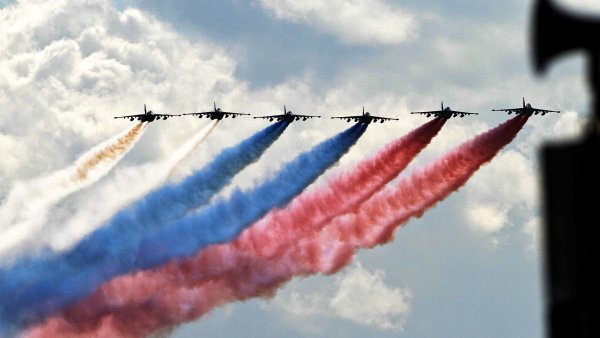 Флаг России в небе самолеты