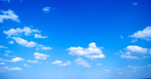 Небо с легкими облаками