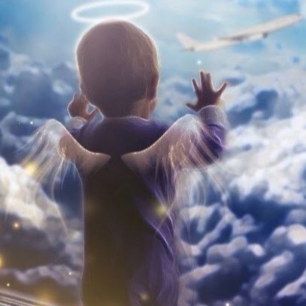 Ангел ребенок в небе