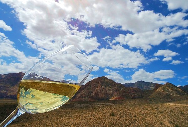 Бокалы на пирсе