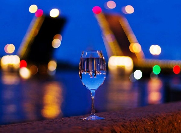 Бокал на фоне моря