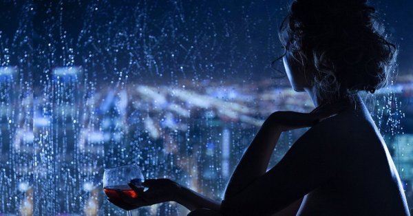 Бокал вина на природе