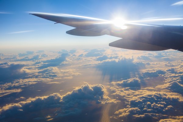 Небо из иллюминатора самолета