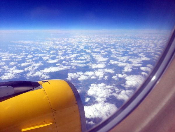 Вид из иллюминатора самолета