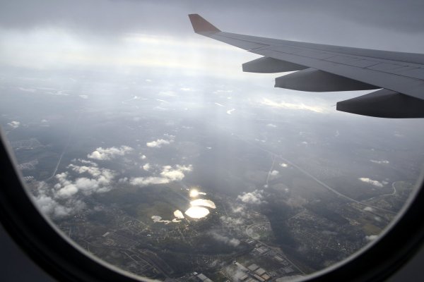 Полет из иллюминатора самолета