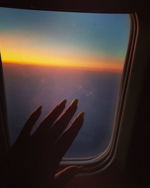 Вид из иллюминатора самолета ночью