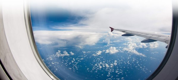 Крыло самолета в иллюминаторе