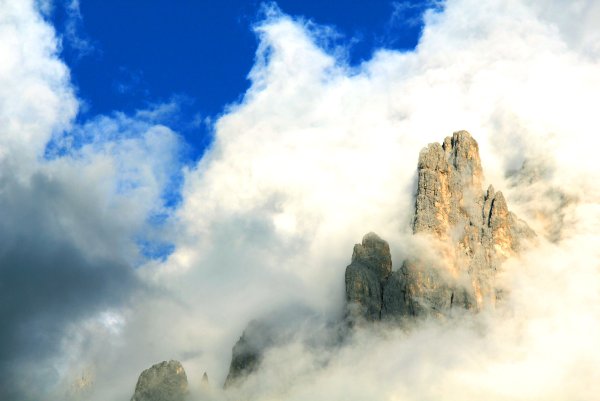 Скалы в облаках
