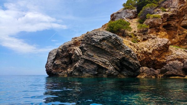 Скалистый берег моря вечер