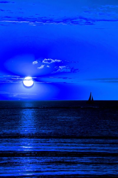 Синий закат на море