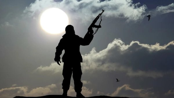 Солдат на фоне заката