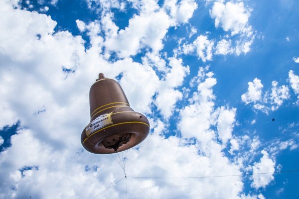 Колокола на фоне неба