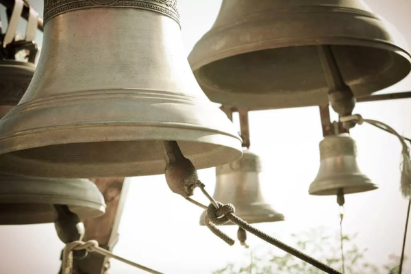 Колокол на фоне церкви