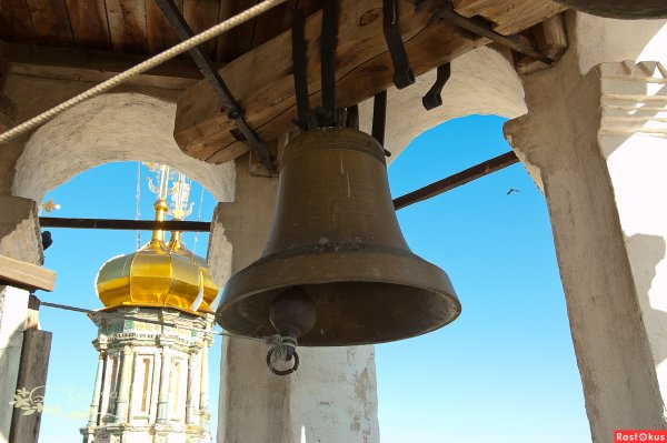 Колокол на фоне церкви