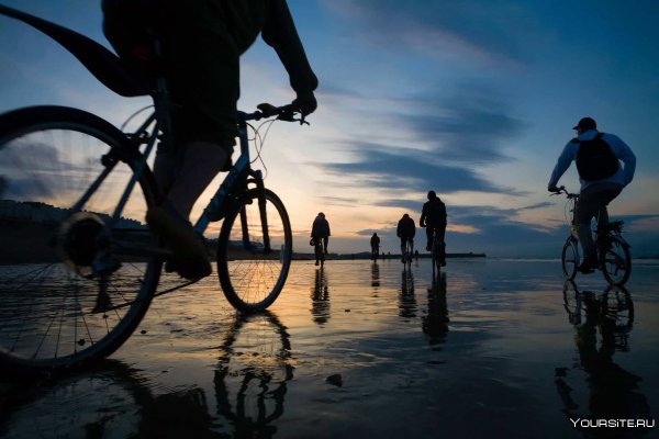 Велосипедист на дороге