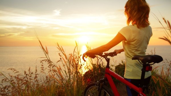 Велосипедист в поле