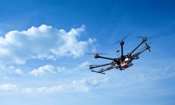 Квадрокоптер в небе