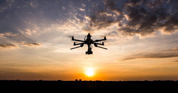 Квадрокоптер в небе