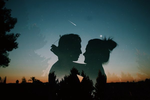 Влюбленные на фоне неба