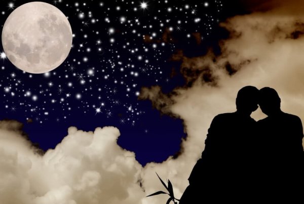 Влюбленная пара под звездным небом