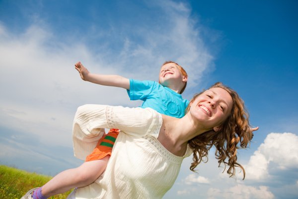 Ребенка кружат на руках