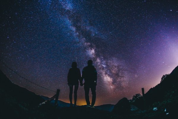 Звёздное небо с двумя людьми