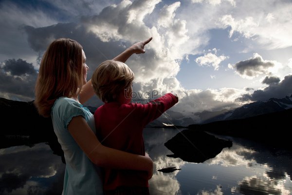 Ребенок смотрит в небо