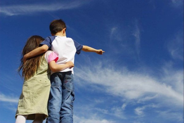 Мама и ребенок смотрят в небо