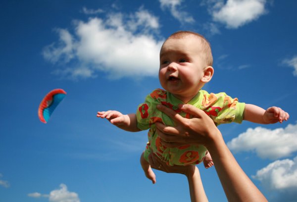 Мальчик и девочка в поле