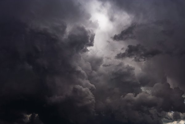 Темно синие тучи