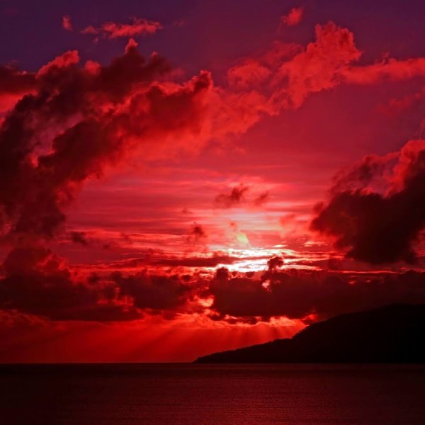 Красный закат на море