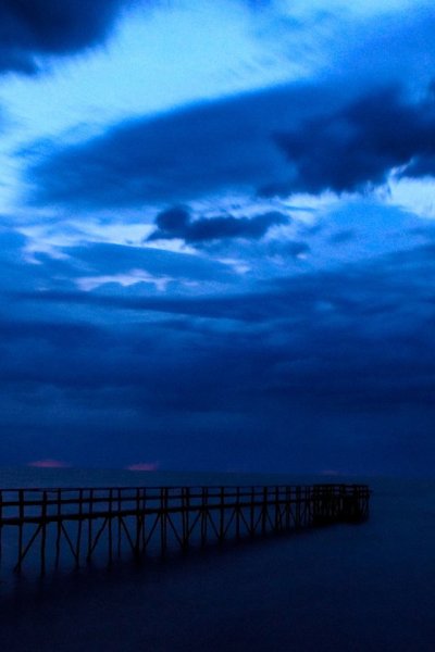 Темное голубое небо