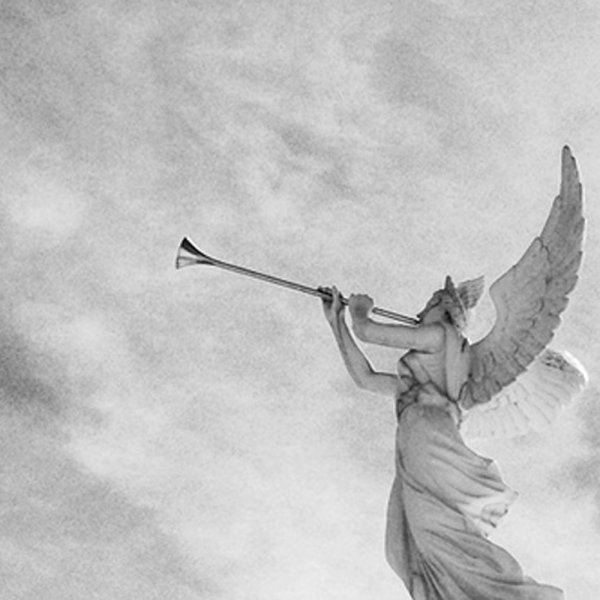Ангел протрубил в небе