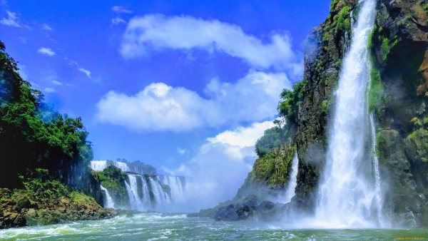 Водопад на фоне неба