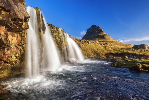 Водопад в горах фото