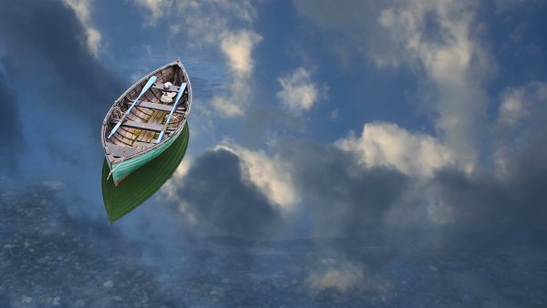 Лодка в море вид сверху