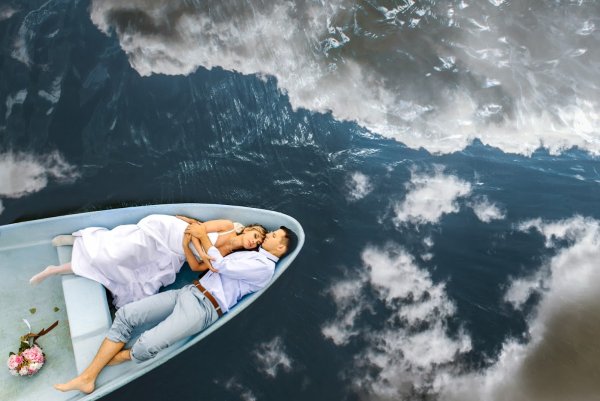 Двое влюбленных в лодке