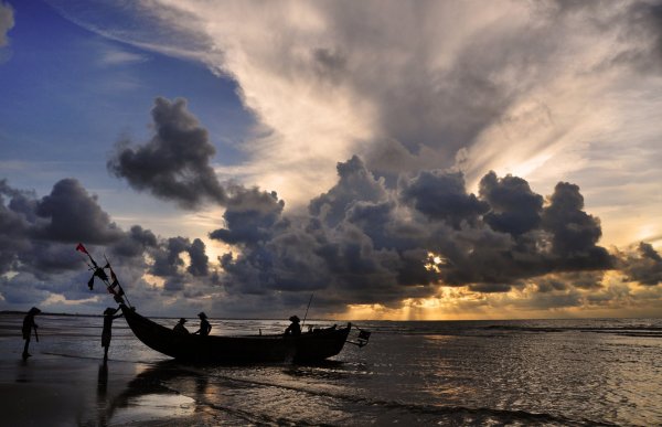 Море облака лодки