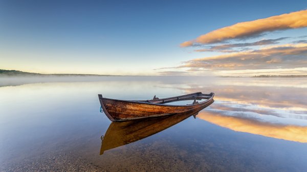 Одинокий человек в лодке