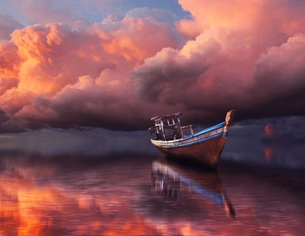 Человек в лодке ночью