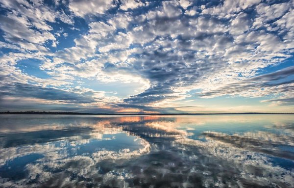 Небо отражается в воде