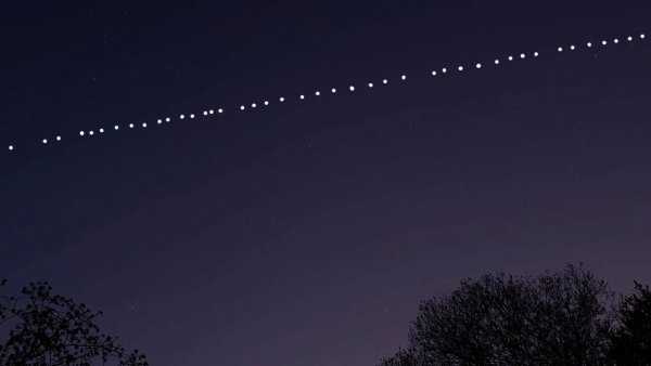 60 Спутников Илона маска на небе