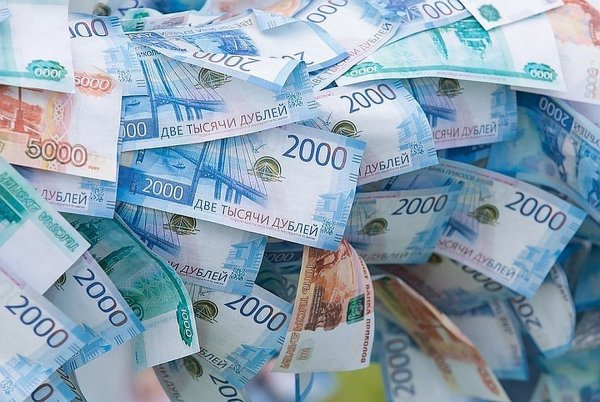 Летающие деньги на белом фоне