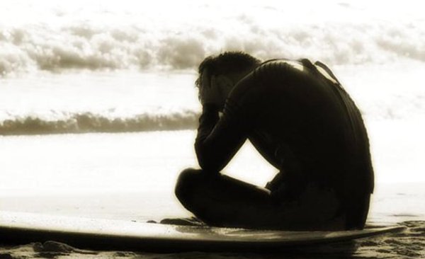 Мужчина заглядывает в окно