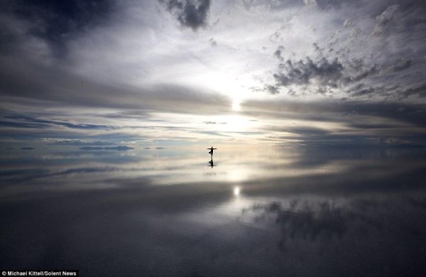 Человек идет по облакам