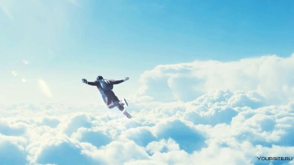 Человек летает в облаках
