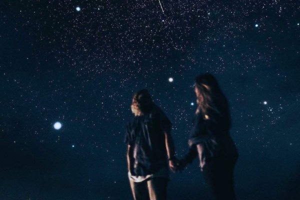 Девушка под звездным небом