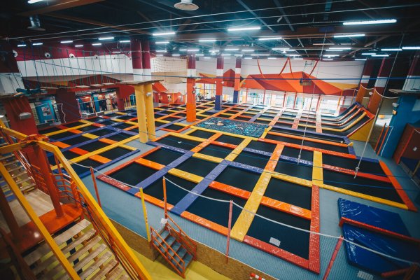 Батутный парк небо