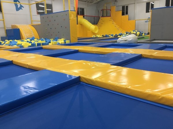 Батутный парк небо